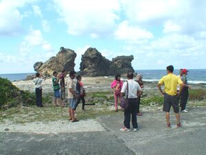 遊客參觀雙獅岩